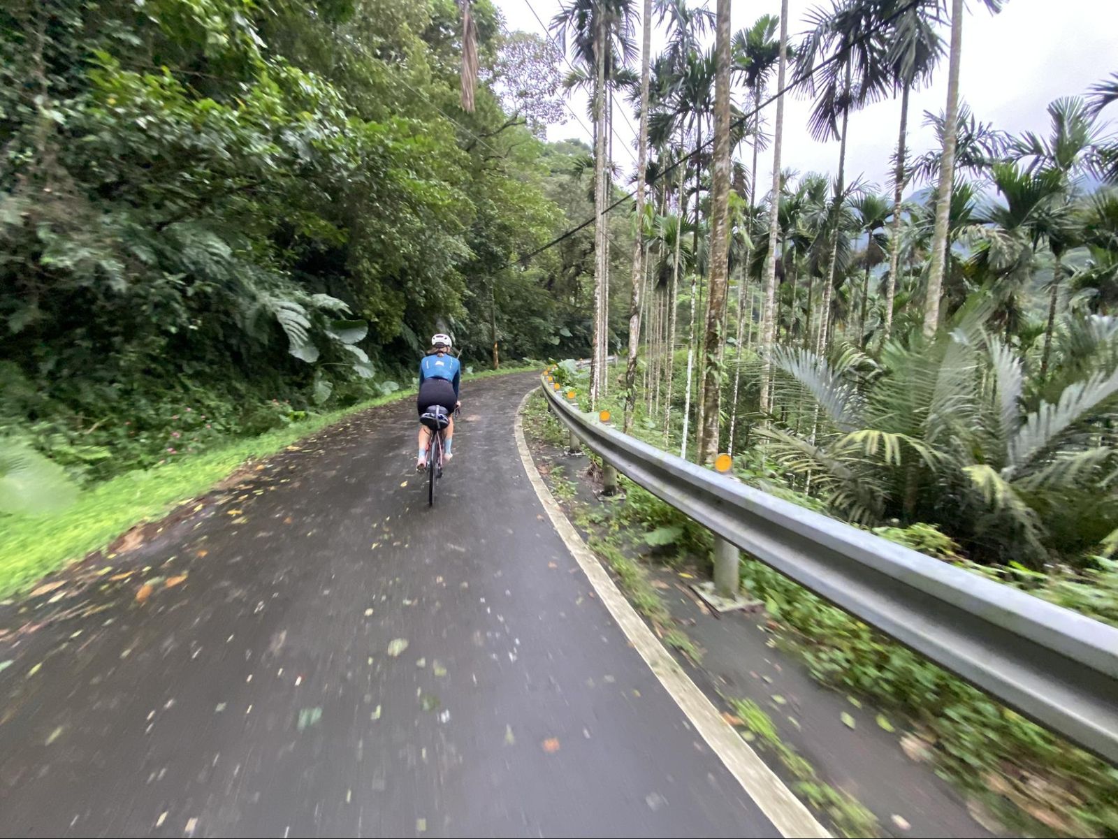 Quiet mountain roads just outside Taipei (left), and Fuxing Temple 福興宮 (right)