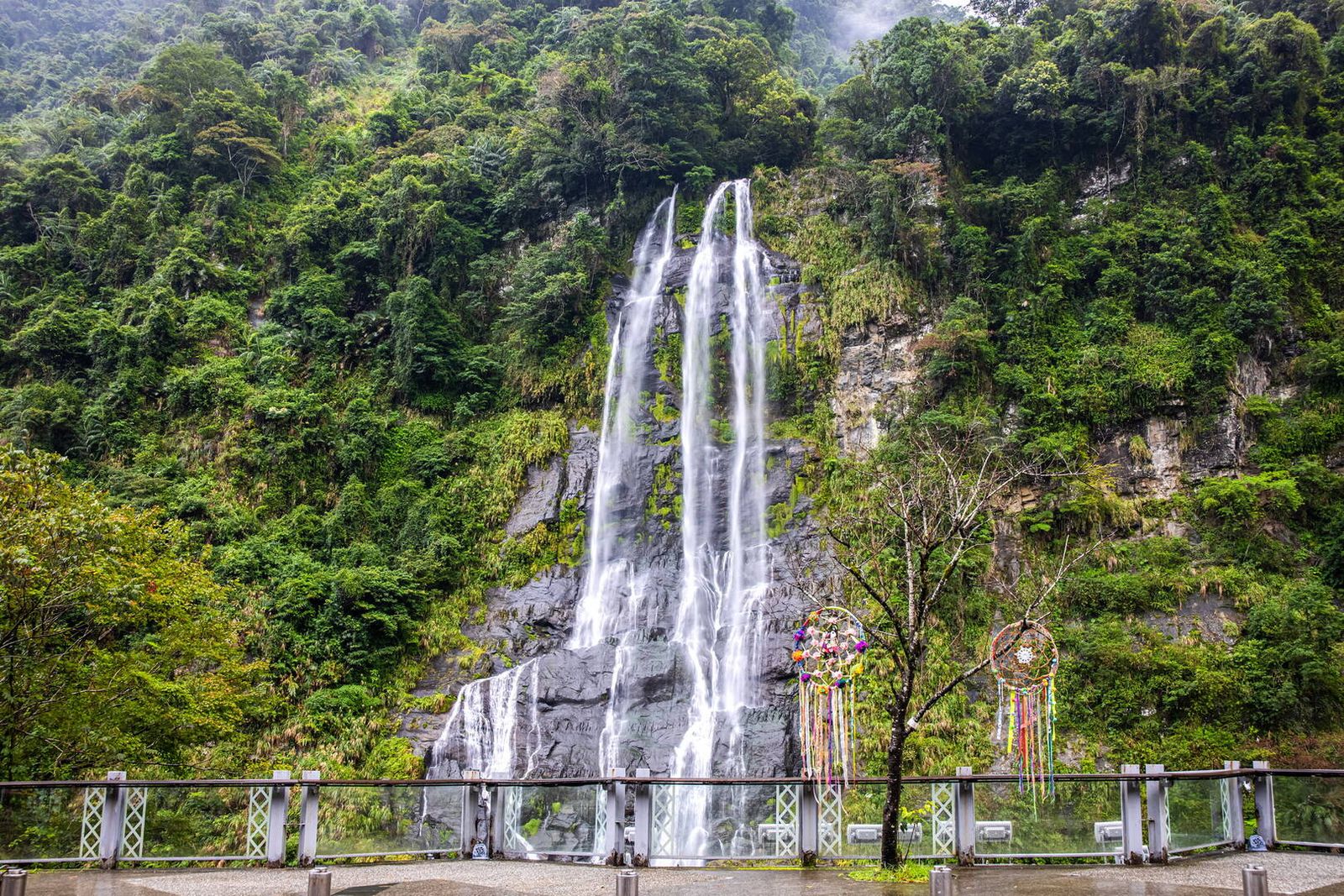 Wulai waterfalls (left), and the Buddha's Hand route (right)